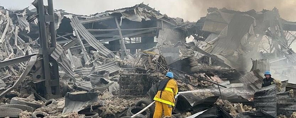 росіяне вщент розбомбили СТО у передмісті Запоріжжя