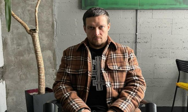 Усик дивився бій Амосова та привітав його з перемогою. Фото