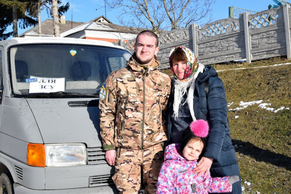 В громаді на Вінниччині люди зібрали кошти та придбали автомобіль для односельчанина на передовій                    
