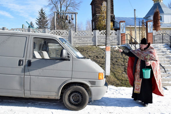 В громаді на Вінниччині люди зібрали кошти та придбали автомобіль для односельчанина на передовій                    

