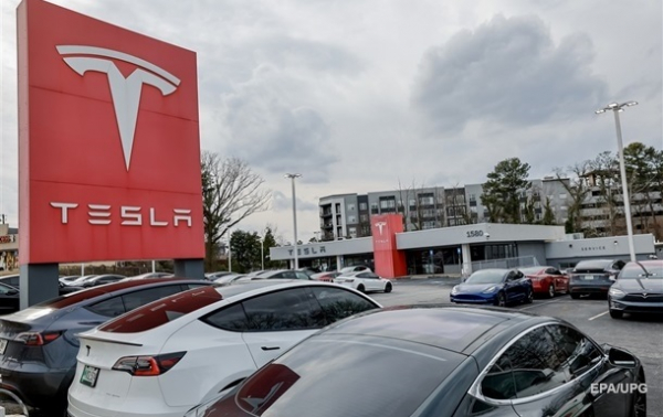 Tesla вдруге за місяць знизила ціни на електромобілі