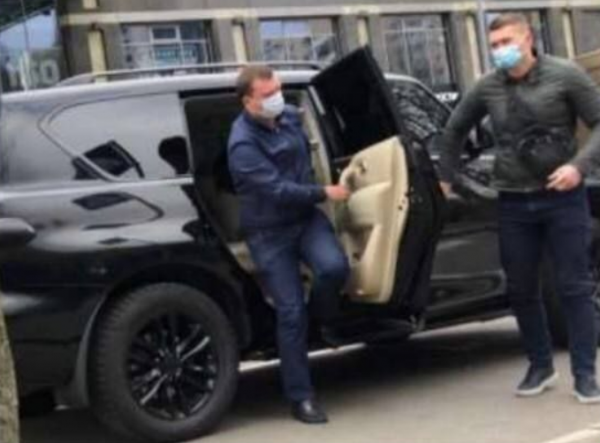 Проїзд по 30 грн: У “Київпастрансі” скаржаться на брак грошей, а його директор Дмитро Левченко купує коштовні авто та маєтки