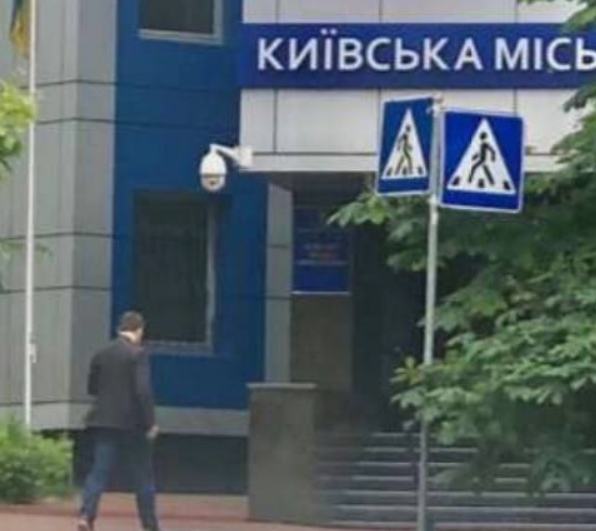 Проїзд по 30 грн: У “Київпастрансі” скаржаться на брак грошей, а його директор Дмитро Левченко купує коштовні авто та маєтки