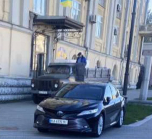 Проїзд по 30 грн: У “Київпастрансі” скаржаться на брак грошей, а його директор Дмитро Левченко купує коштовні авто та маєтки