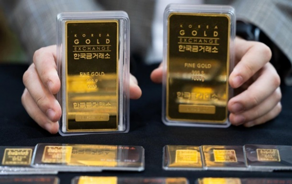 Золото вперше в історії перевищило $2400 за унцію