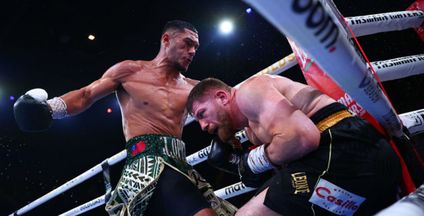 Опетая нокаутував Скуео і відстояв чемпіонський титул IBF