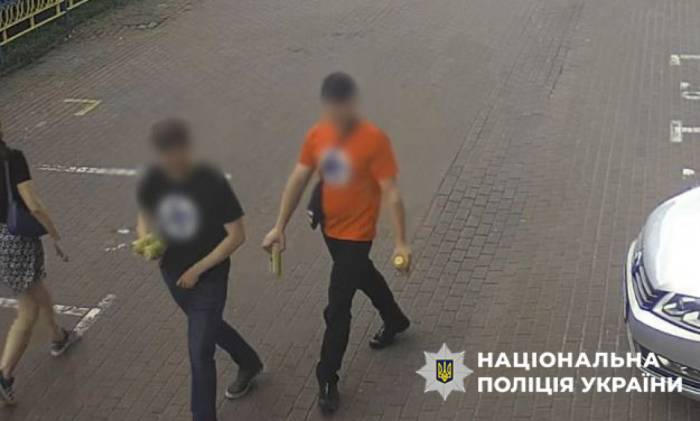 Іноземці у футболках зі свастикою Іноземці у футболках зі свастикою розгулюють Києвом