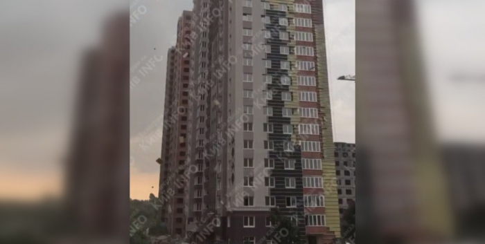 Сильний вітер у києві зірвав фасад будинку