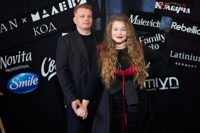 Dari White з чоловіком Dari White з чоловіком на перфоменсі-презентації в Києві