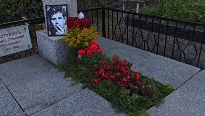Прибрана могила Григора Тютюнника в Києві Прибрана могила Григора Тютюнника на Байковому кладовищі