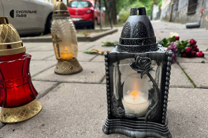 лампадка Лампадки та квіти на місці трагедії