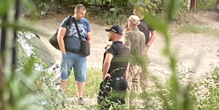 Співробітники ТЦК та НПУ перевіряють документи на вулиці