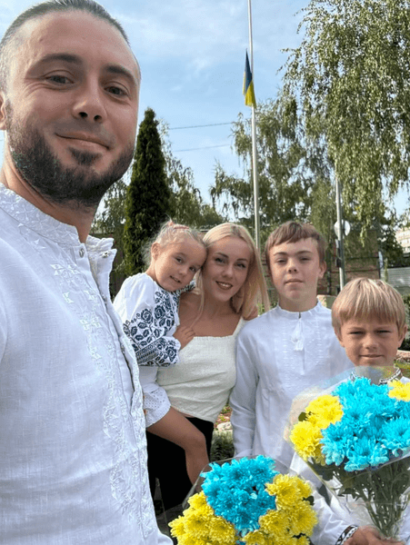 Тарас та Олена Тополя з дітьми