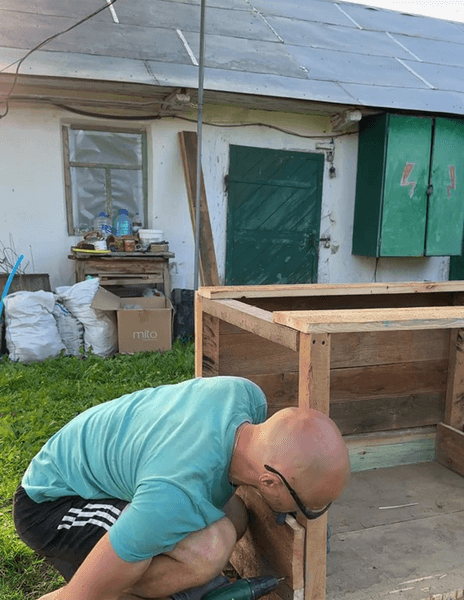 Дмитро реставрує будинок