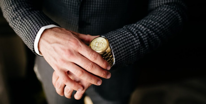 У Києві викрили точку продажу люксових годинників — що відомо Годинник