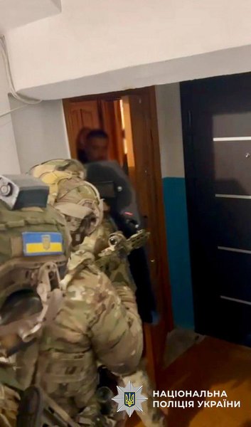 У підозрюваного провели обшук Під час обшуку в квартирі підозрюваного у справі про вибух на Укрпошті знайшли боєприпаси