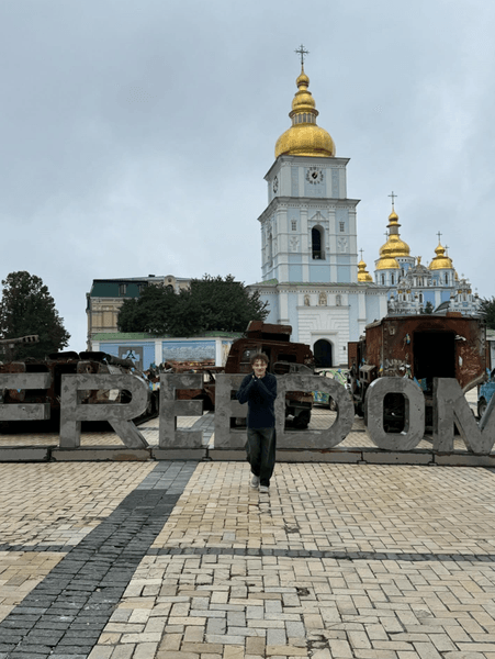 Nemo пбіля Михайлівського собору в Києві Nemo на виставці Ukraine WOW