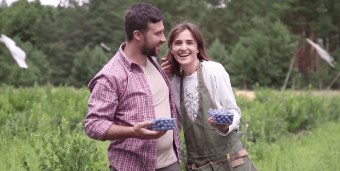 пара переїхала в село