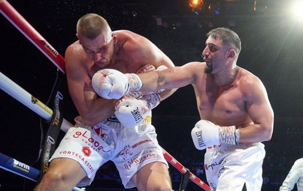 Кабаєл швидко нокаутував Книбу і достроково завершив бій