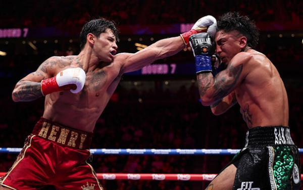 Повна перевага Гарсії у бою з Барріосом - відео